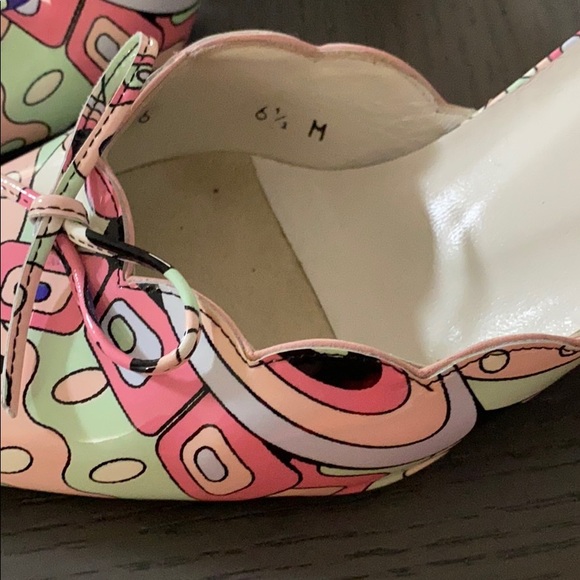 Stuart Weitzman Abstract Scallop Edge Slide Mule - Picture 3 of 7